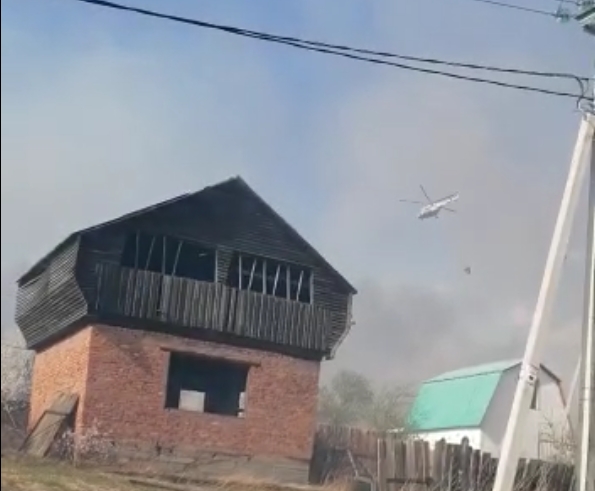 Прибыл вертолет, пожарный поезд в пути - подробности пожара на дачах Самохвала 